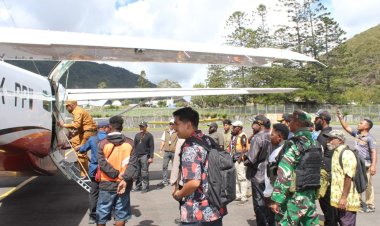 TNI-Polri Kawal Ketat Penyaluran Bantuan Pengungsi Kampung Kembru di Puncak Jaya