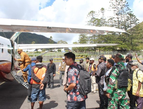 TNI-Polri Kawal Ketat Penyaluran Bantuan Pengungsi Kampung Kembru di Puncak Jaya